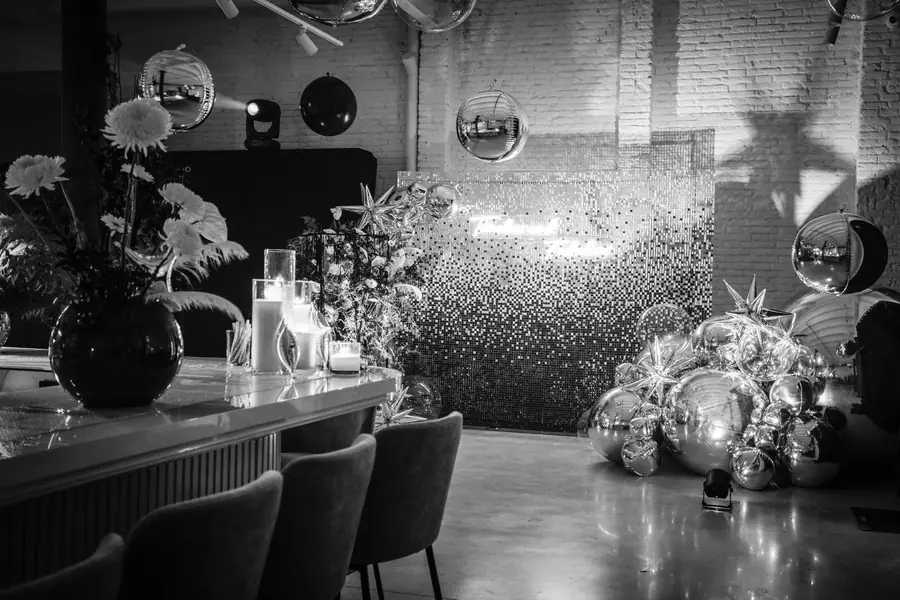 The bar and scenography of the 40 Nuria night, in black and white