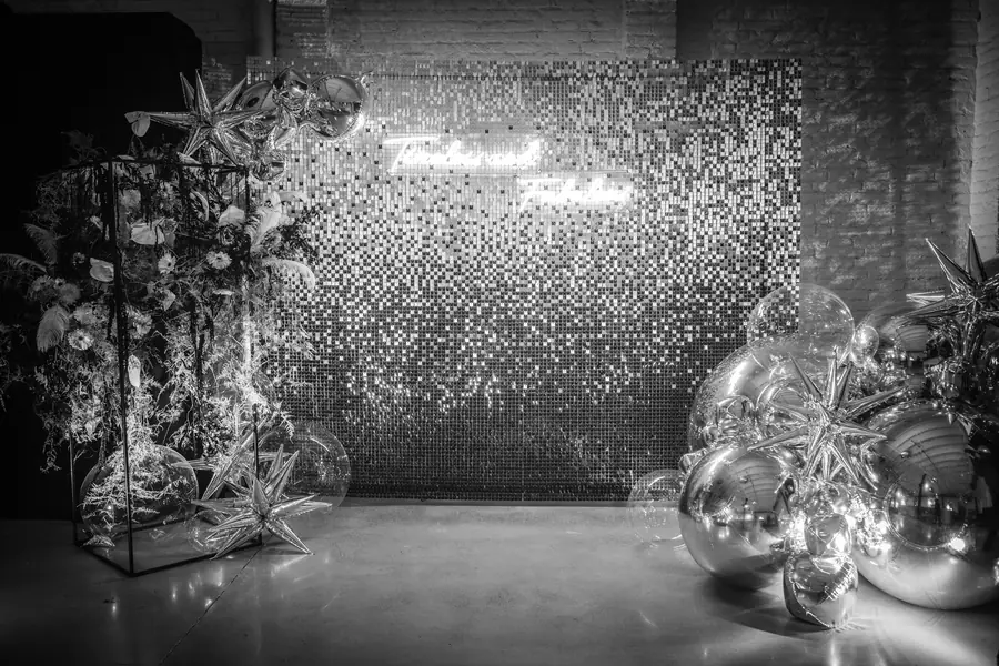 Dark, glamorous scenography of the 40 Nuria night, in black and white